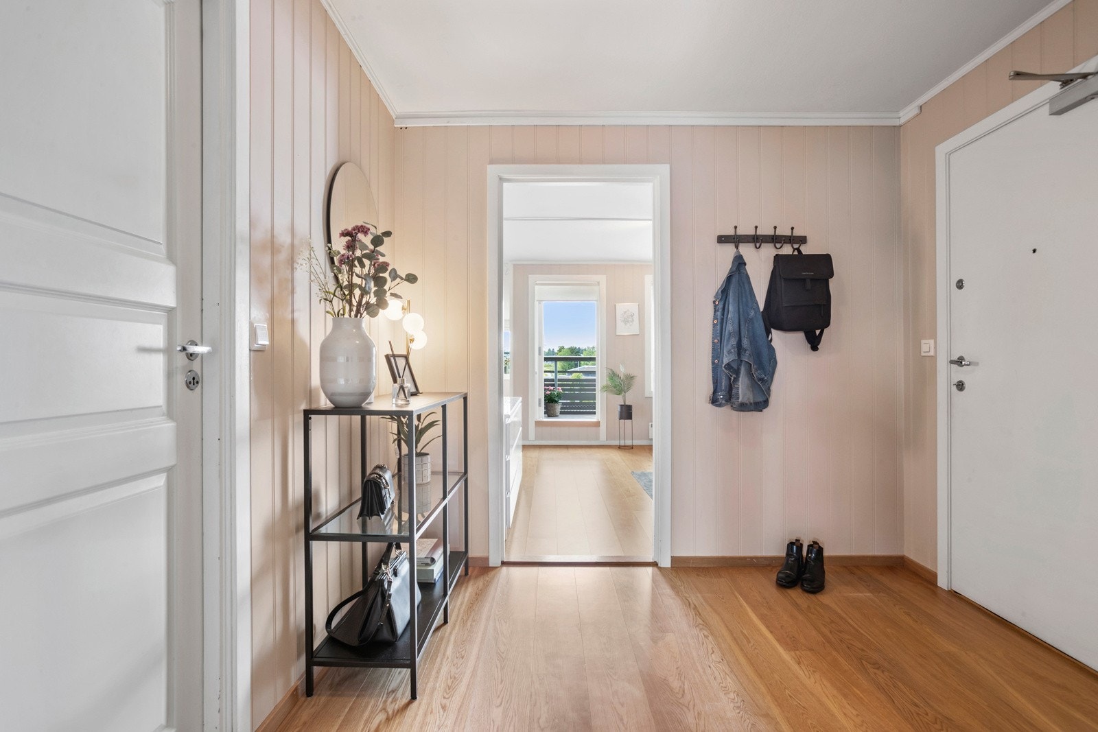 Entré/gang fremstår som romslig med god plass til ulike oppbevaringsløsninger til ytterklær. Galleribilde