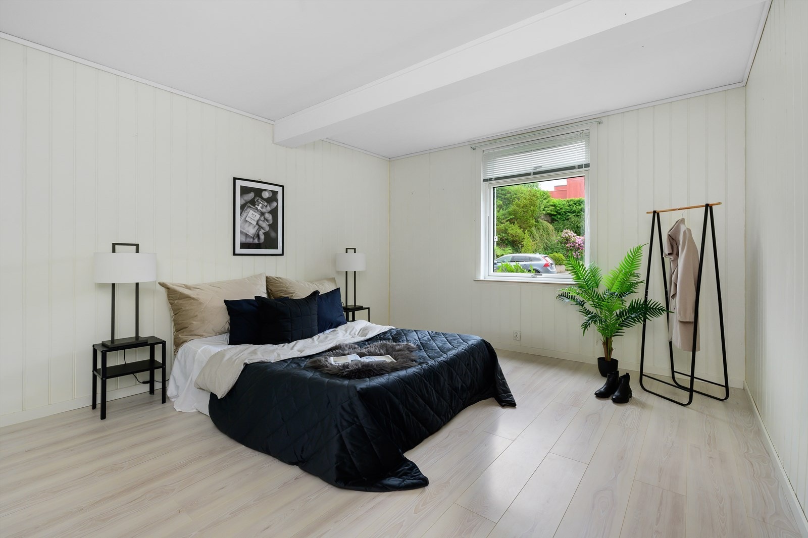 Hovedsoverommet er stort med god plass til dobbeltseng og nattbord. Galleribilde