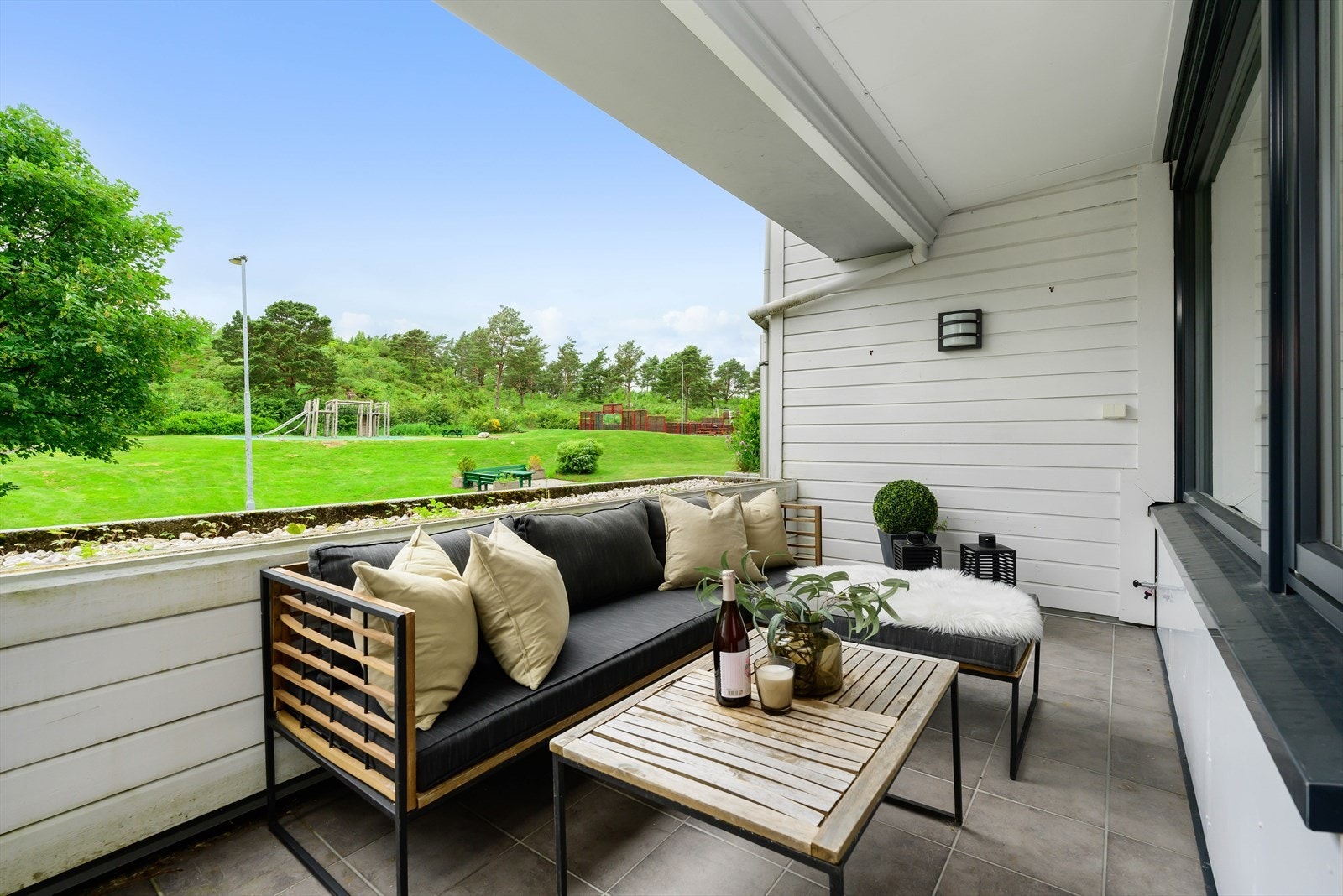 Fra stuen er det utgang til vestvendt terrasse med gode solforhold. Galleribilde