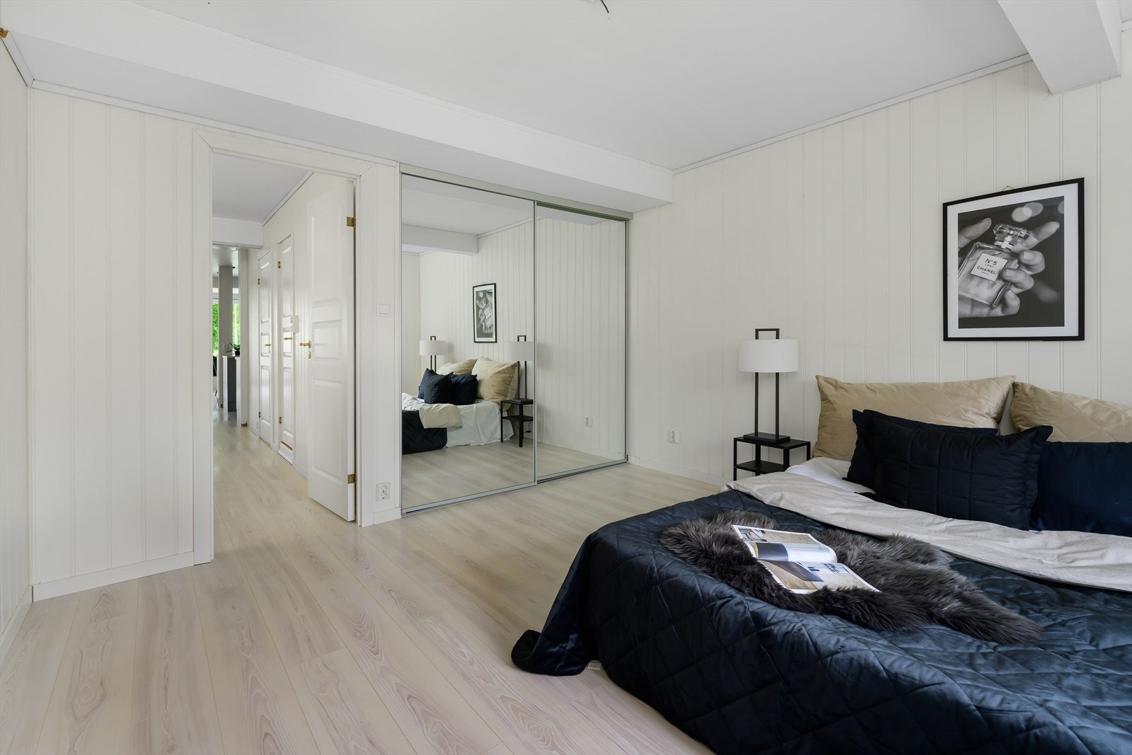 Stor skyvedørsgarderobe for god oppbevaringsplass. Galleribilde