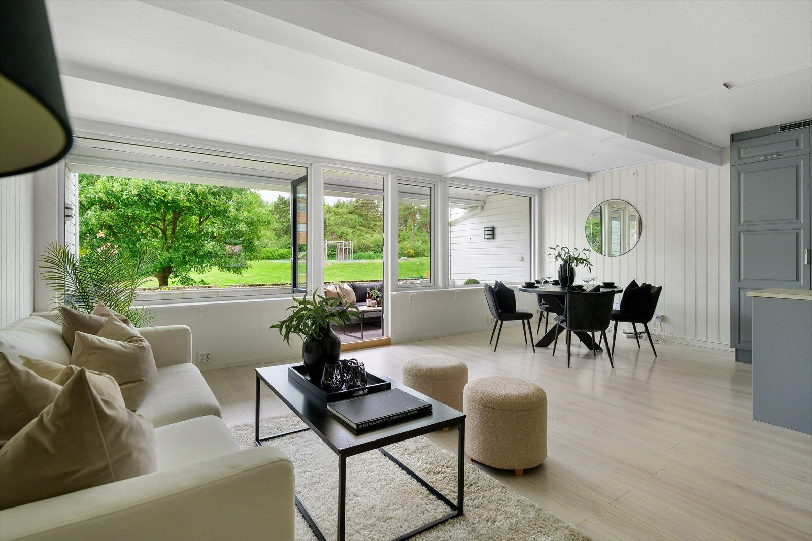 Velkommen til en stor, flott 3-roms leilighet med trappefri adkomst i meget populært boligområde. Galleribilde