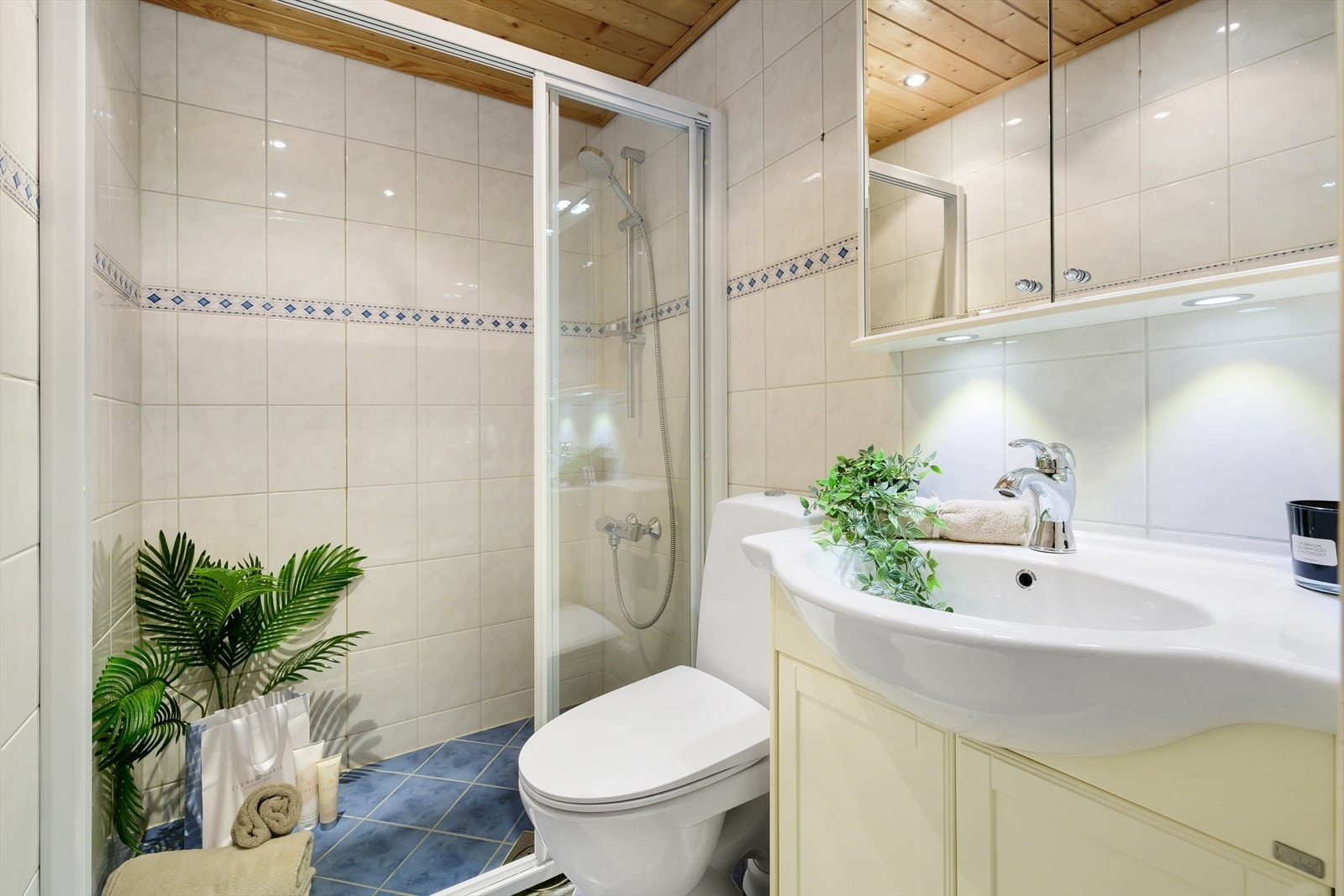 Leilighetens baderom er helfliset. Galleribilde