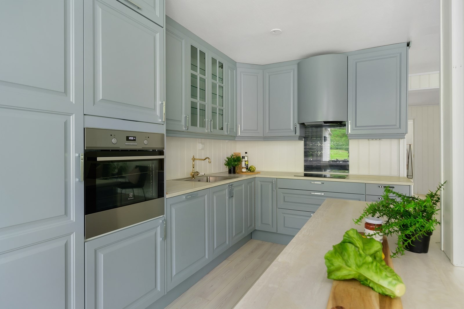 Kjøkkenet er nydelig utformet fra kvalitetsleverandøren Nettoline Kjøkken. Galleribilde