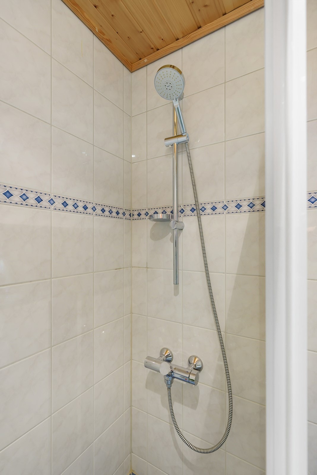 Dusjnisje med skyvbare dører i herdet glass. Galleribilde