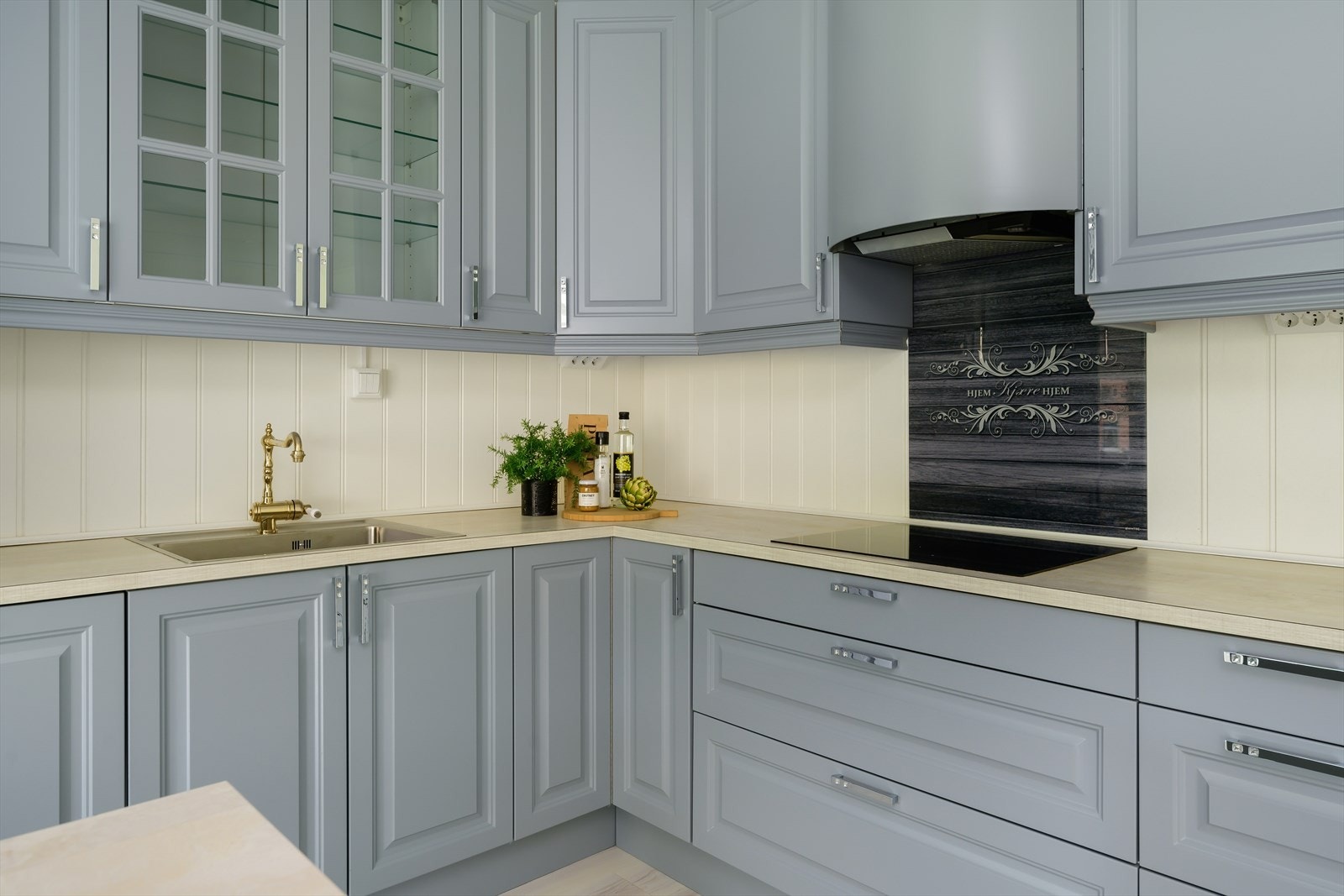 Integrerte hvitevarer som stekeovn, induksjon topplate, oppvaskemaskin, kjøleskap og fryseskap. Galleribilde