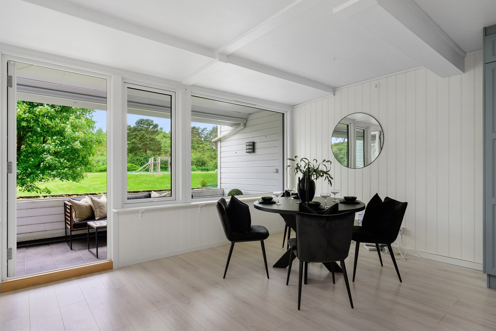 Det er god plass til spisebord som kan utvides til store selskaper. Galleribilde