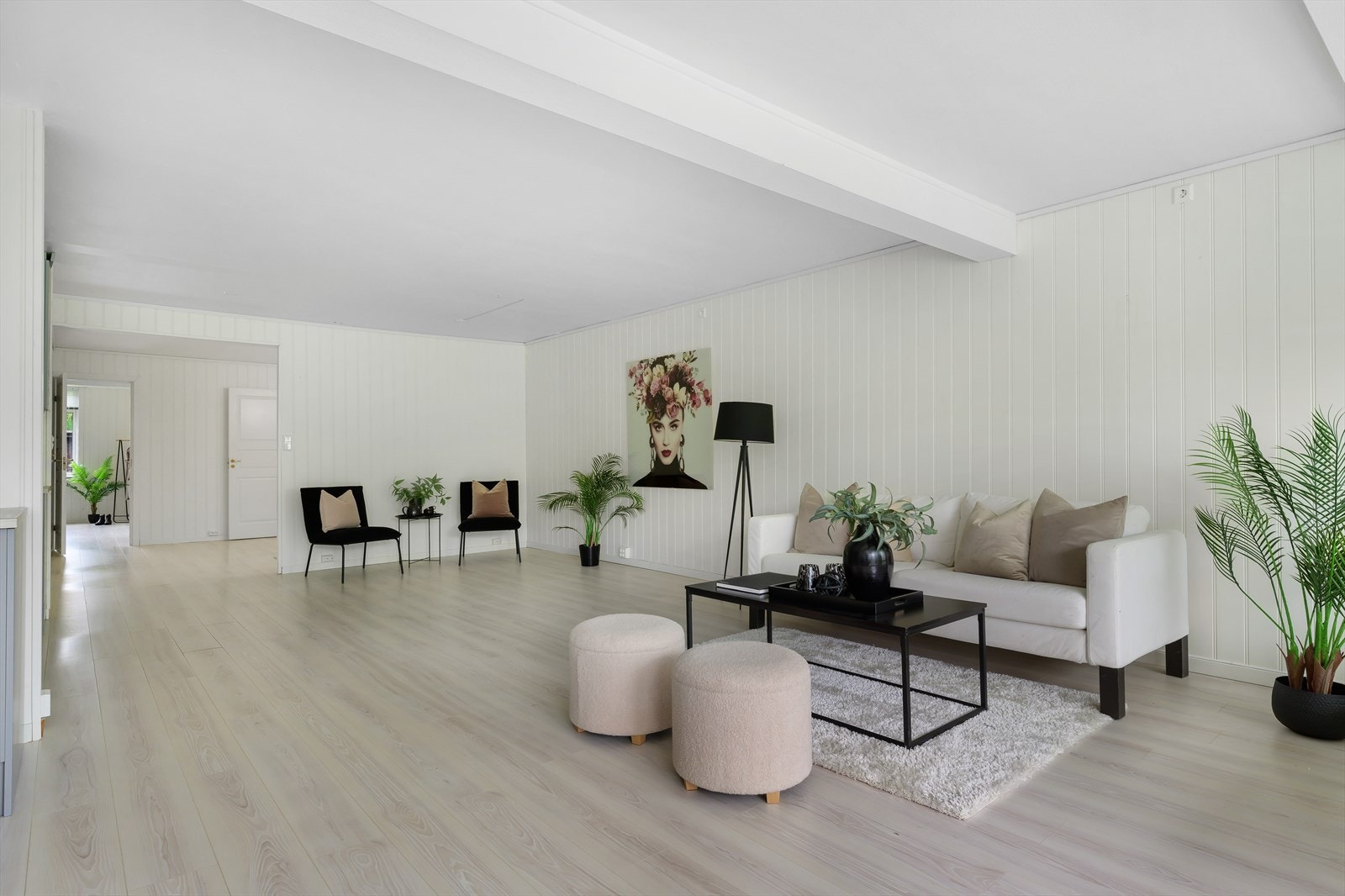 Stuen er stor og luftig med god plass til flere sittegrupper i ulike soner. Galleribilde