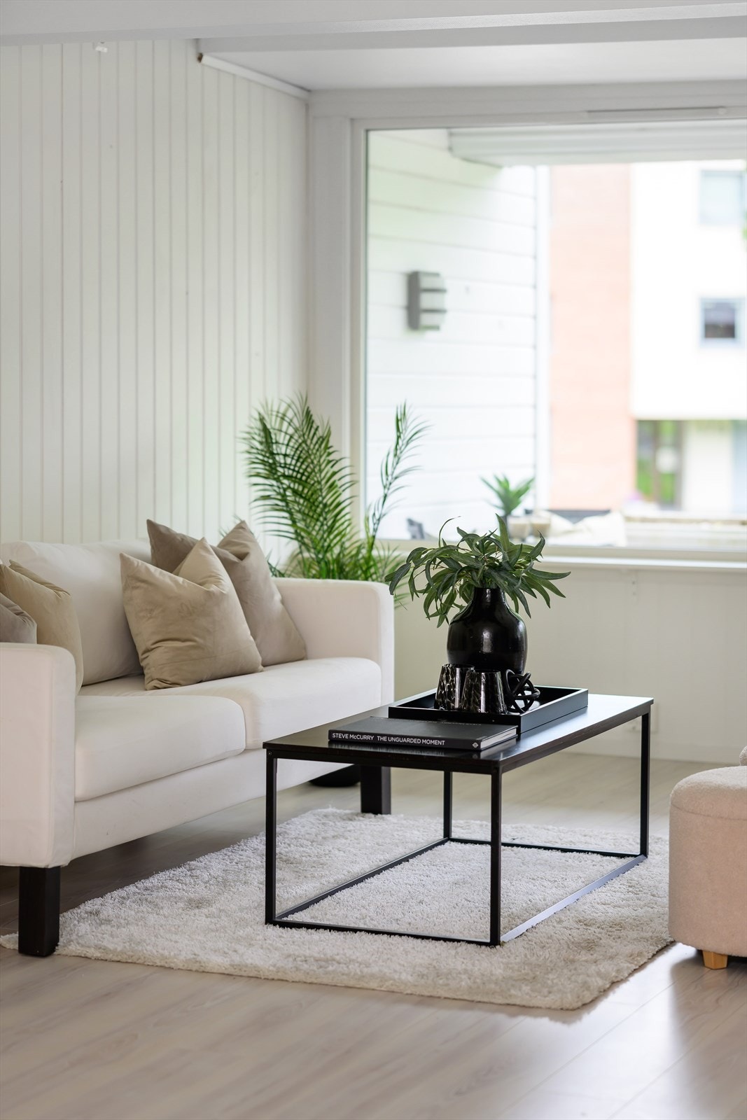 Det er rikelig med vindusflater i front som sikrer godt med naturlig lysinnslipp i boligen. Galleribilde