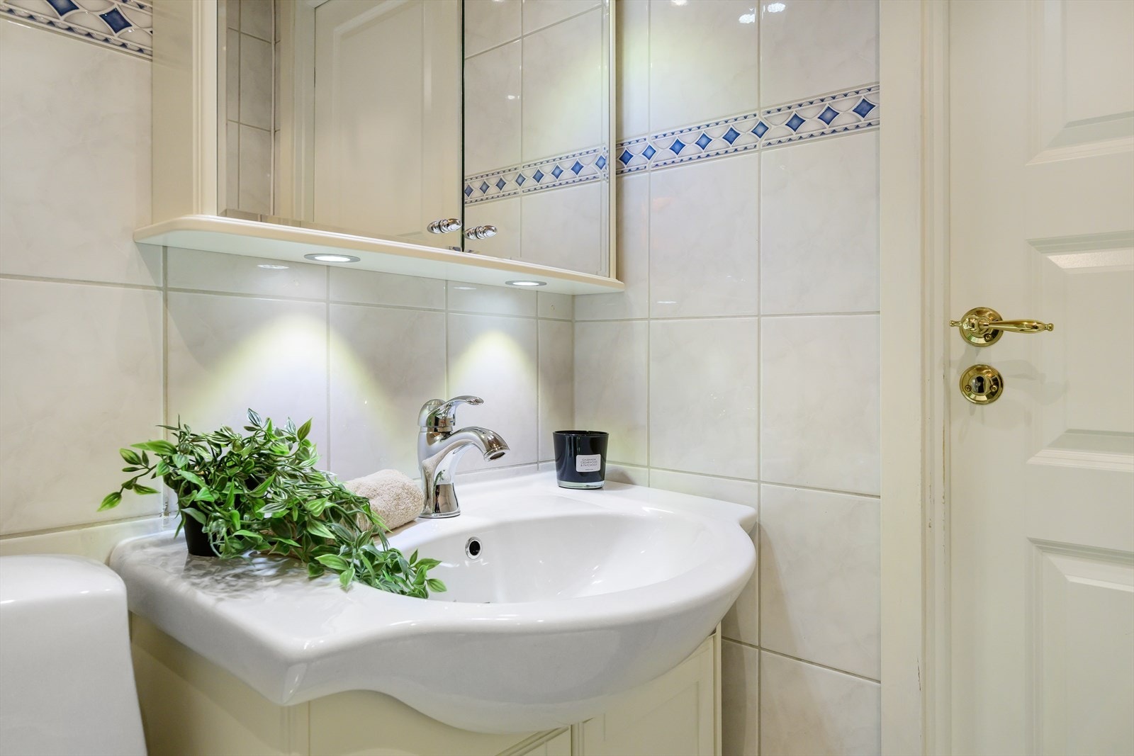 Baderomsinnredning i lys utførelse med heldekkende vask. Galleribilde