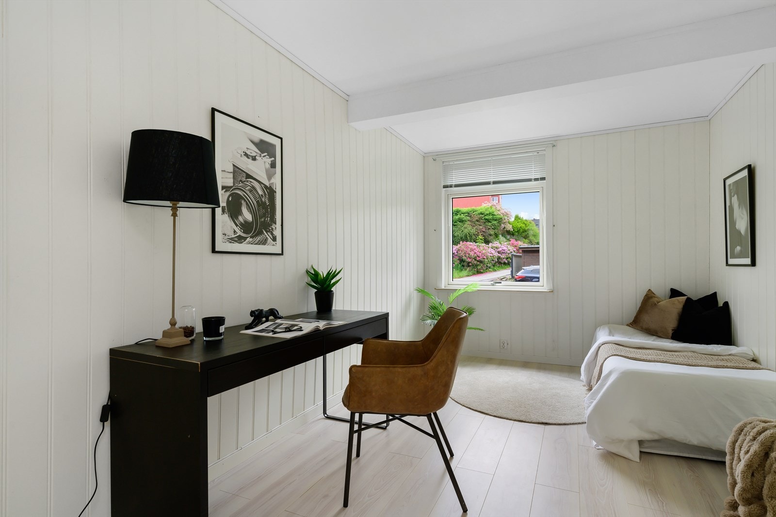 Det andre soverommet har god plass til stor seng, nattbord og arbeidsbord. Galleribilde