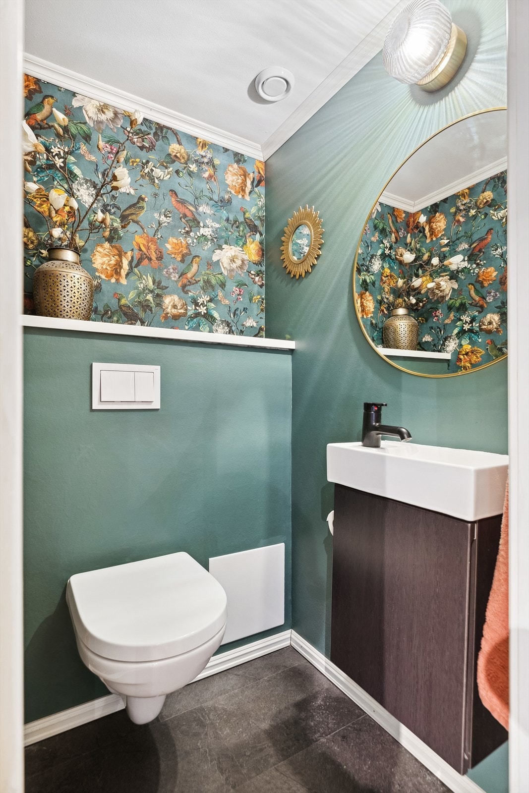 Toalettrommet er pent og fikk nytt toalett, samt servantskap i 2023. Galleribilde