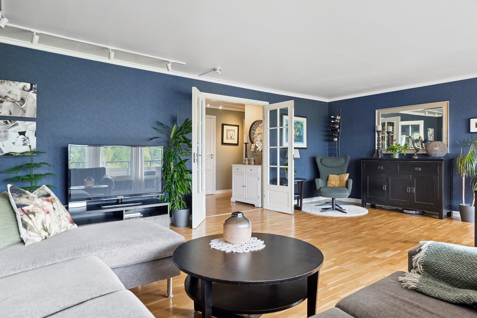 Det er adkomst fra entreen via tofløyede vitrinedører. Galleribilde