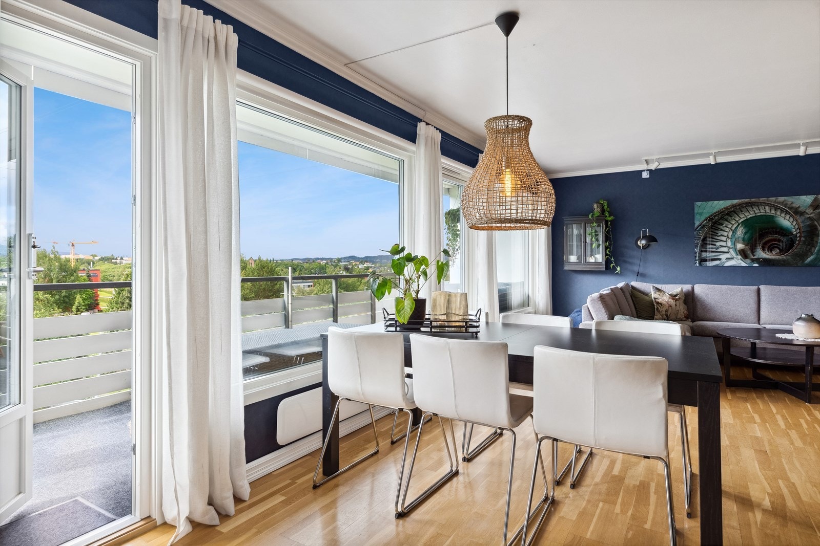 Stuens størrelse danner to naturlige møbleringssoner, og om sommeren er det deilig å trekke ut. Galleribilde