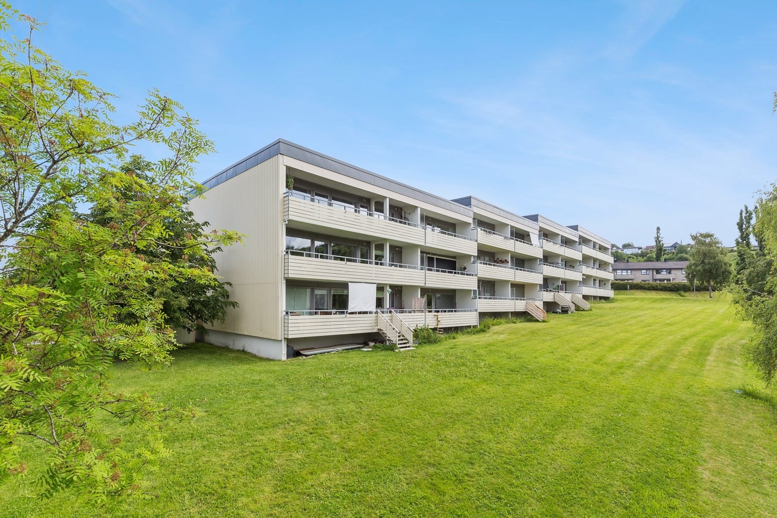 Utenfor leiligheten er det en stor hage som innbyr til lek blant de minste beboerne i borettslaget. Galleribilde