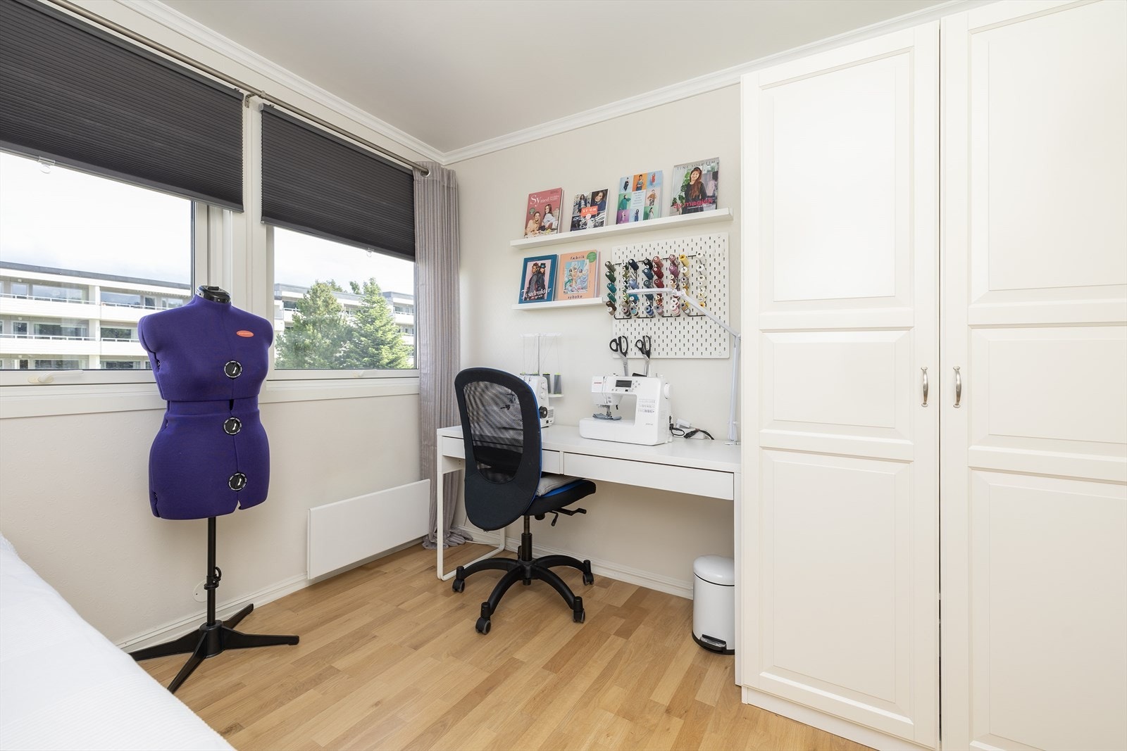 Alle soverommene vender mot nord, slik at det oppleves svalt. Galleribilde