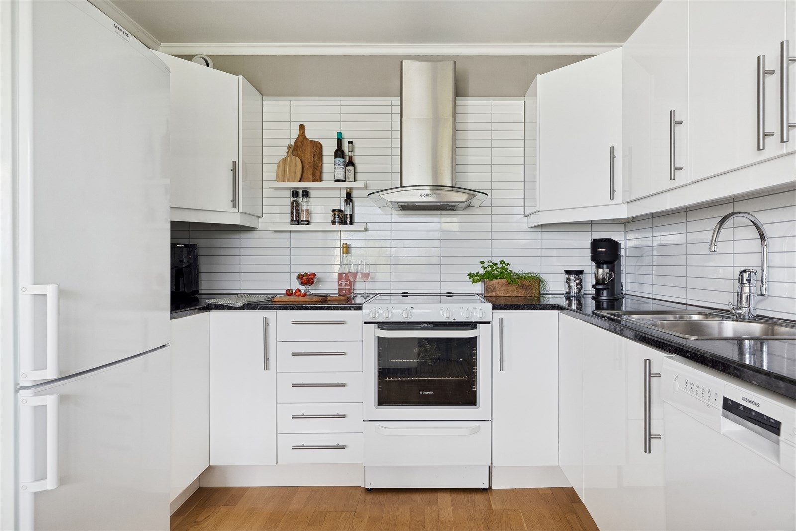 Over komfyrplassen er det ventilator med kullfilter. Leiligheten har for øvrig mekanisk ventilasjon. Galleribilde