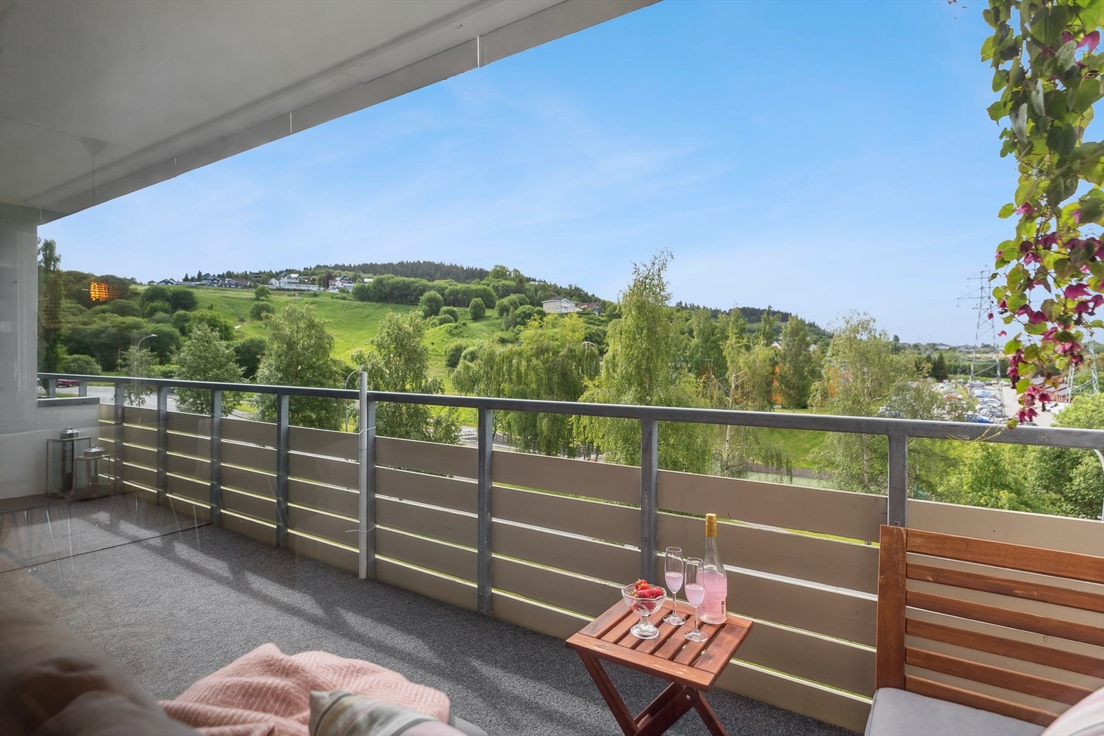 Balkongen vender mot sør og har naturskjønn utsikt. Galleribilde