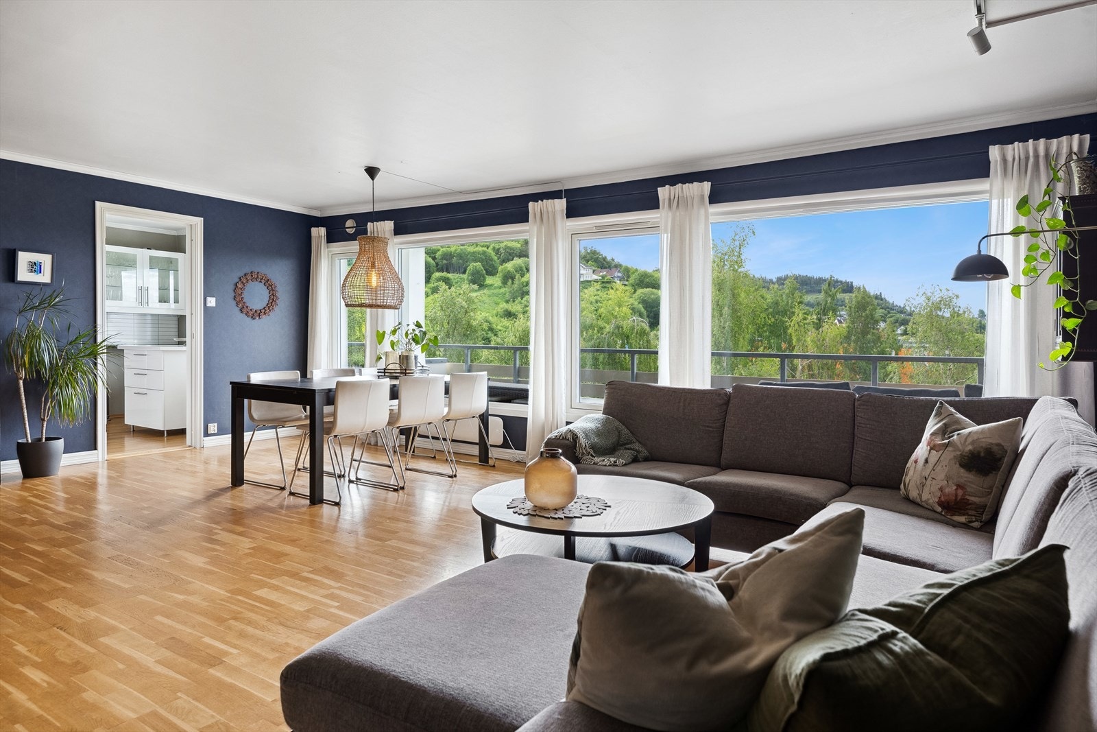 Stuen er på 37 kvm og har store vinduer langs hele fasaden ut mot balkongen. Galleribilde