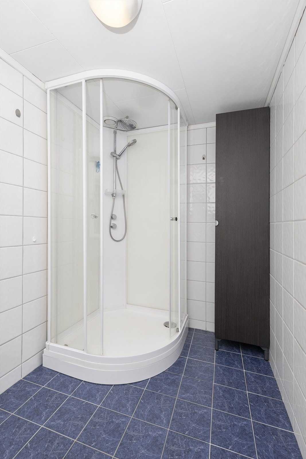 Dusjkabinettet har både regnfallsdusj og hånddusj. Galleribilde