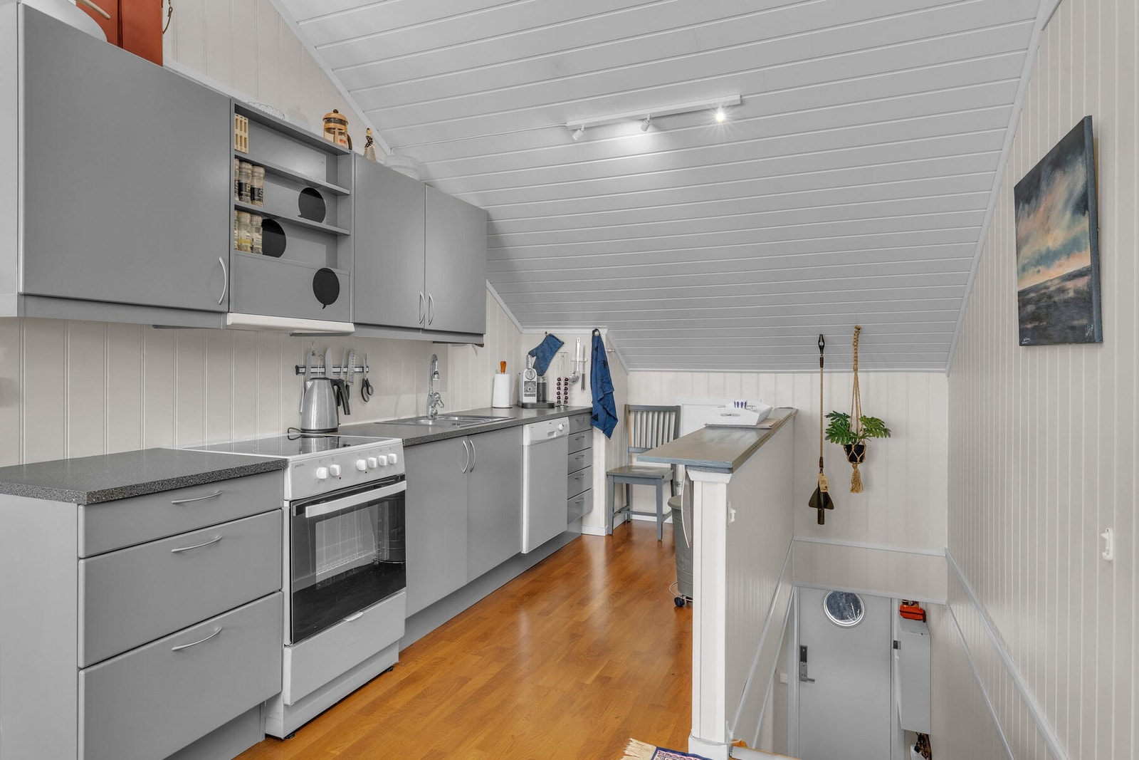 Opp trappen kommer man til stue og kjøkken i åpen løsning Galleribilde