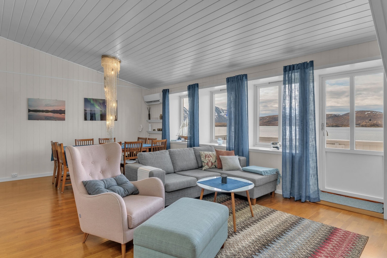 Stuens romslige størrelse gir gode møbleringsmuligheter Galleribilde