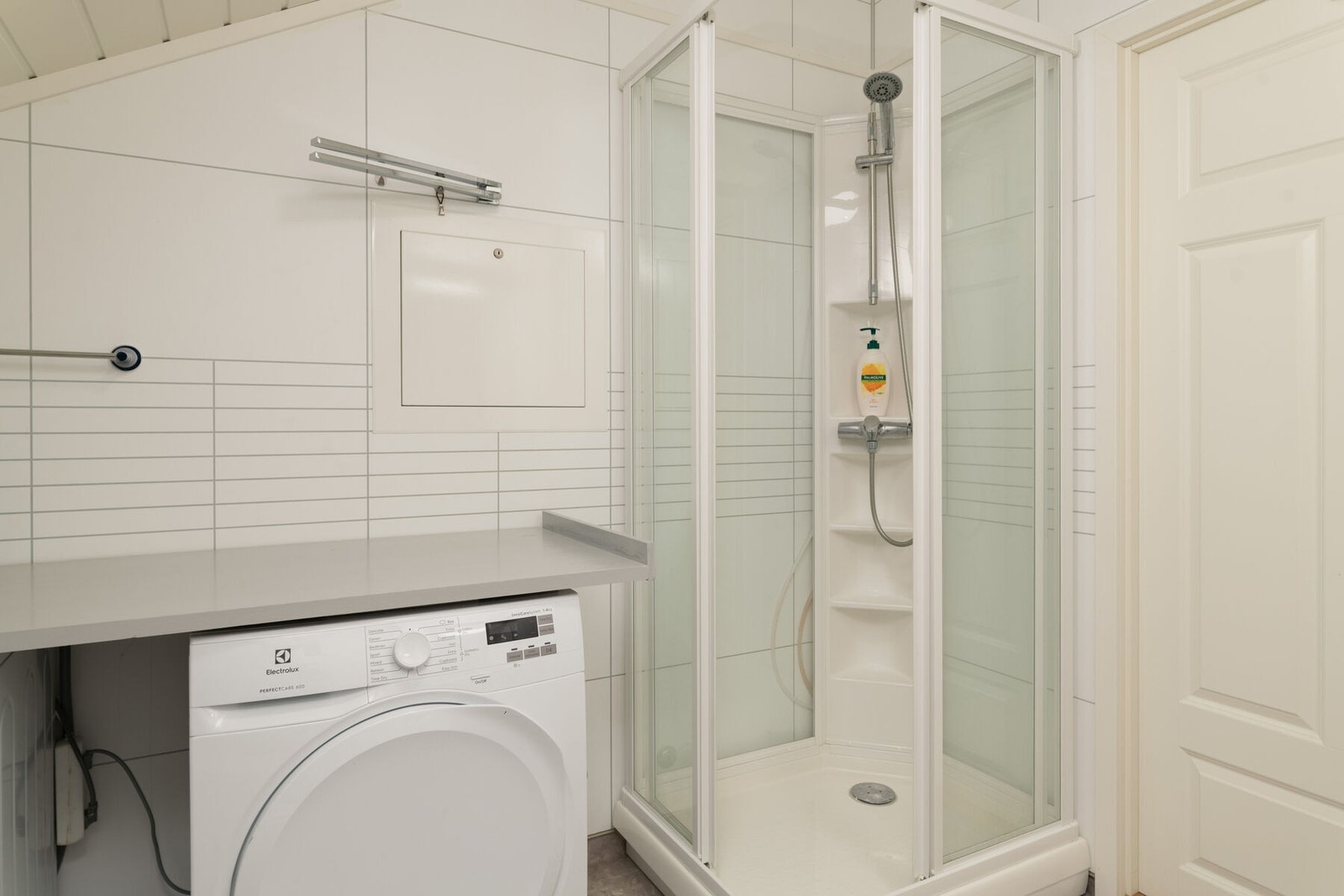 Bad/vaskerom har varmekabler i gulvet Galleribilde