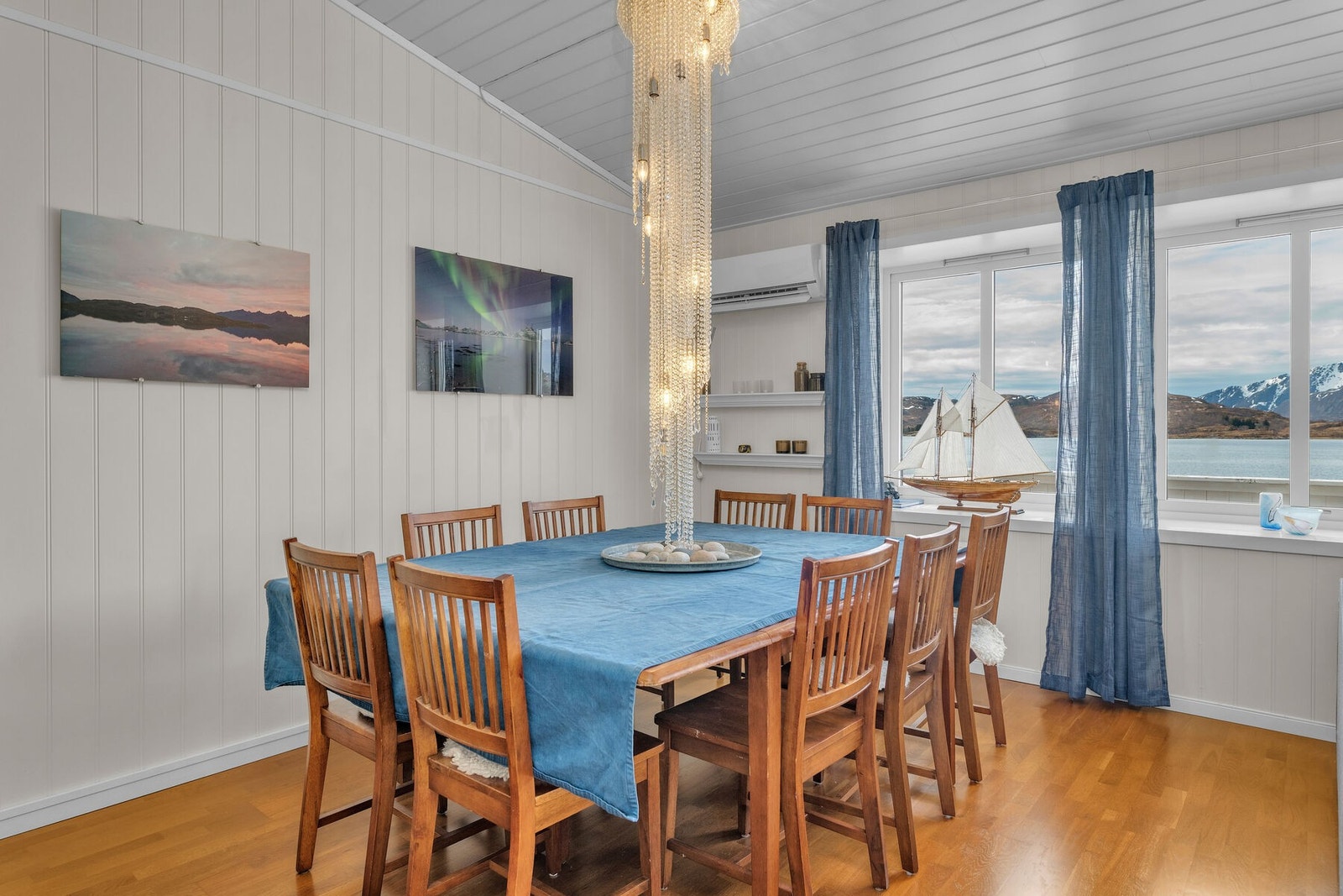 God plass til spisebord med plass til mange på hyggelige måltider Galleribilde