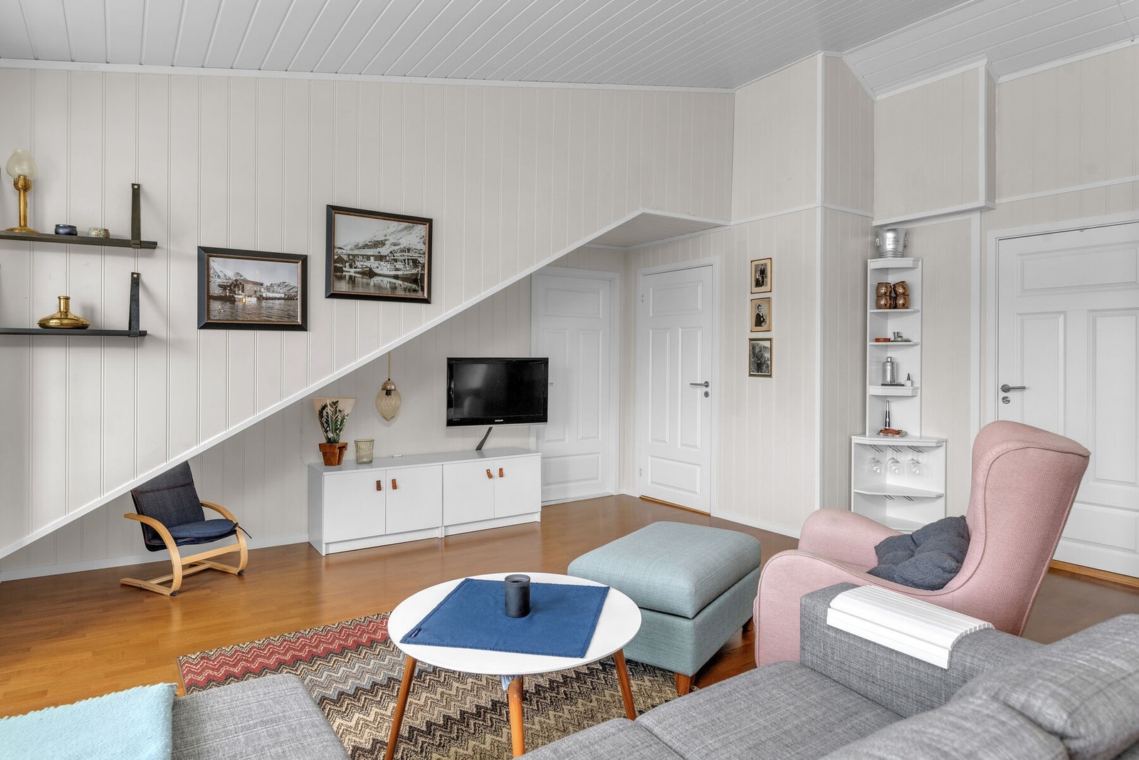 Fra stuen er det adkomst til leilighetens to soverom og bad/vaskerom Galleribilde