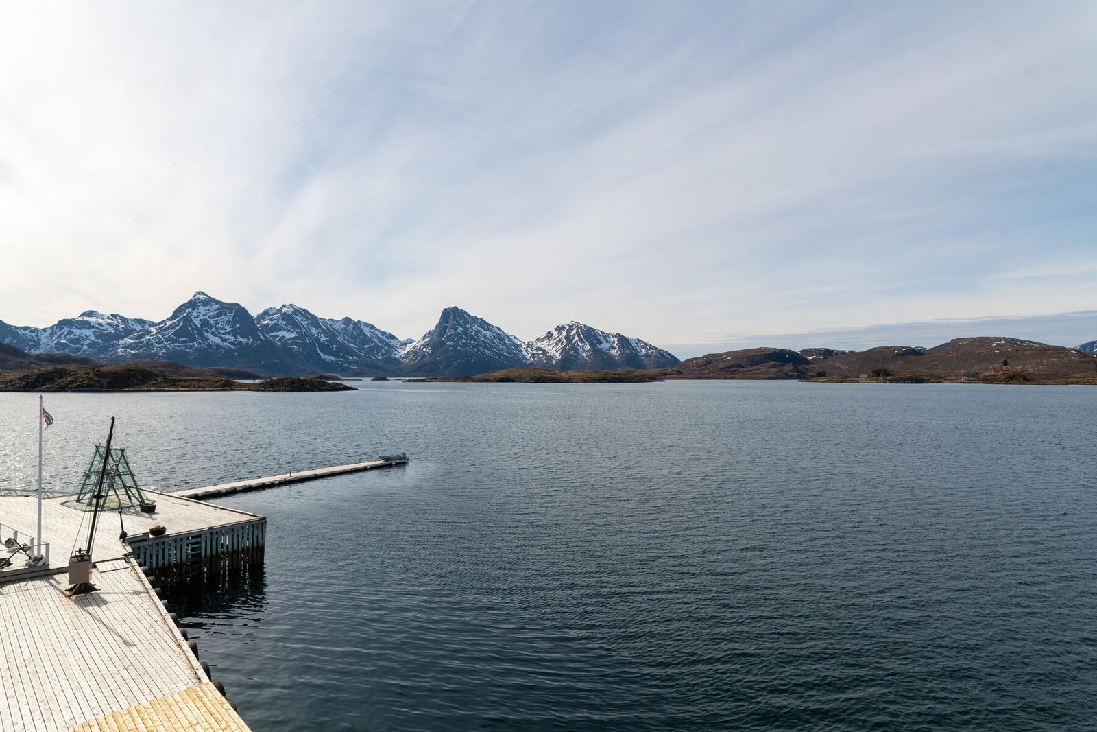 Fra leiligheten er det fantastisk utsikt mot sjø og fjell Galleribilde