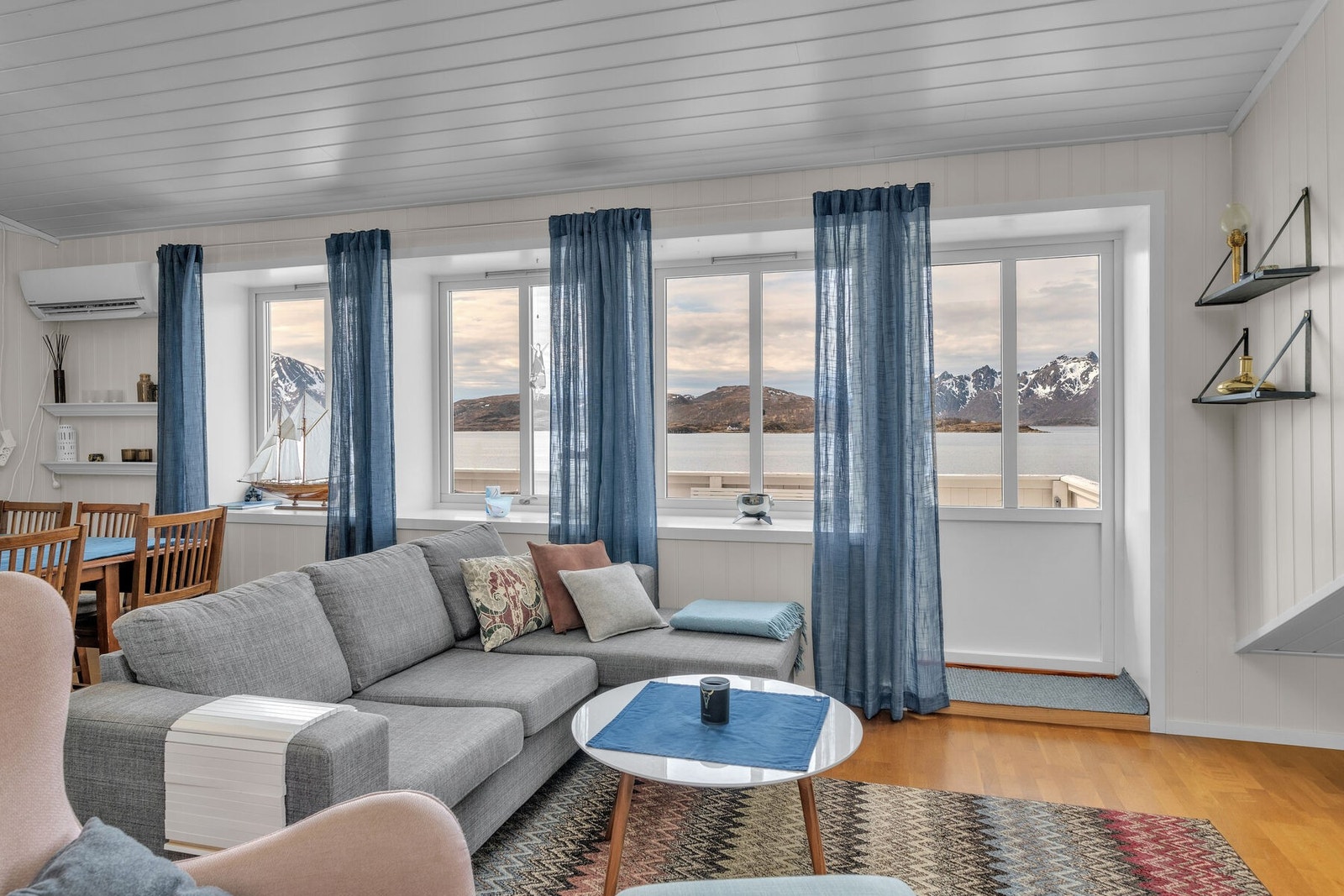 Vinduene slipper inn mye naturlig dagslys, i tillegg til en nydelig utsikt mot sjø og fjell Galleribilde