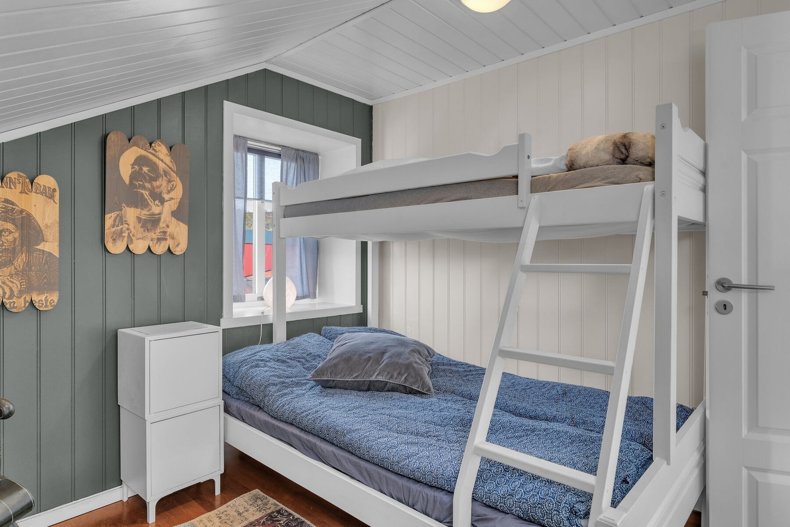 Soverom 2 er malt i lune og delikate fargetoner Galleribilde