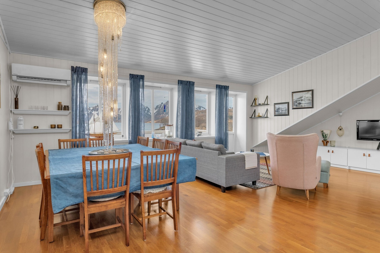 Leiligheten har god takhøyde, tidløse overflater og mye naturlig lysinnslipp Galleribilde