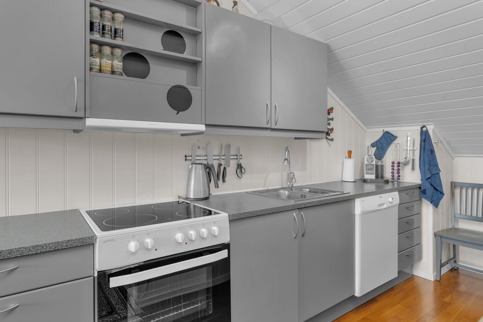 Kjøkkenet har slette fronter og god skapplass, og det er opplegg for frittstående hvitevarer Galleribilde