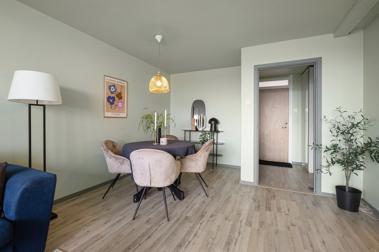 - Det er naturlig plass til spisebord på kjøkkenet. Her kan alle dagens måltider nytes i ro og fred - Galleribilde