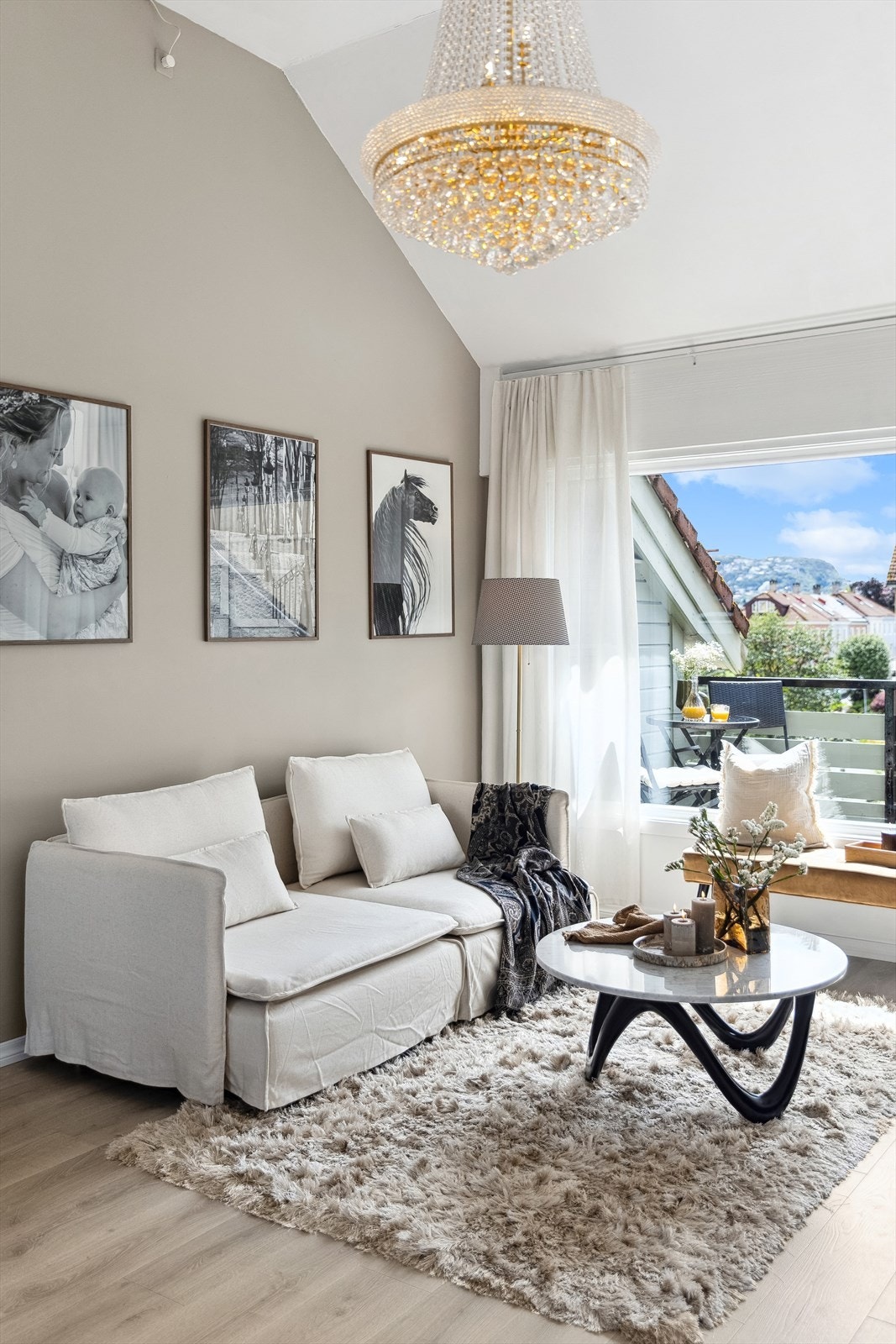 1-stavs laminat gulv i store deler av leiligheten Galleribilde