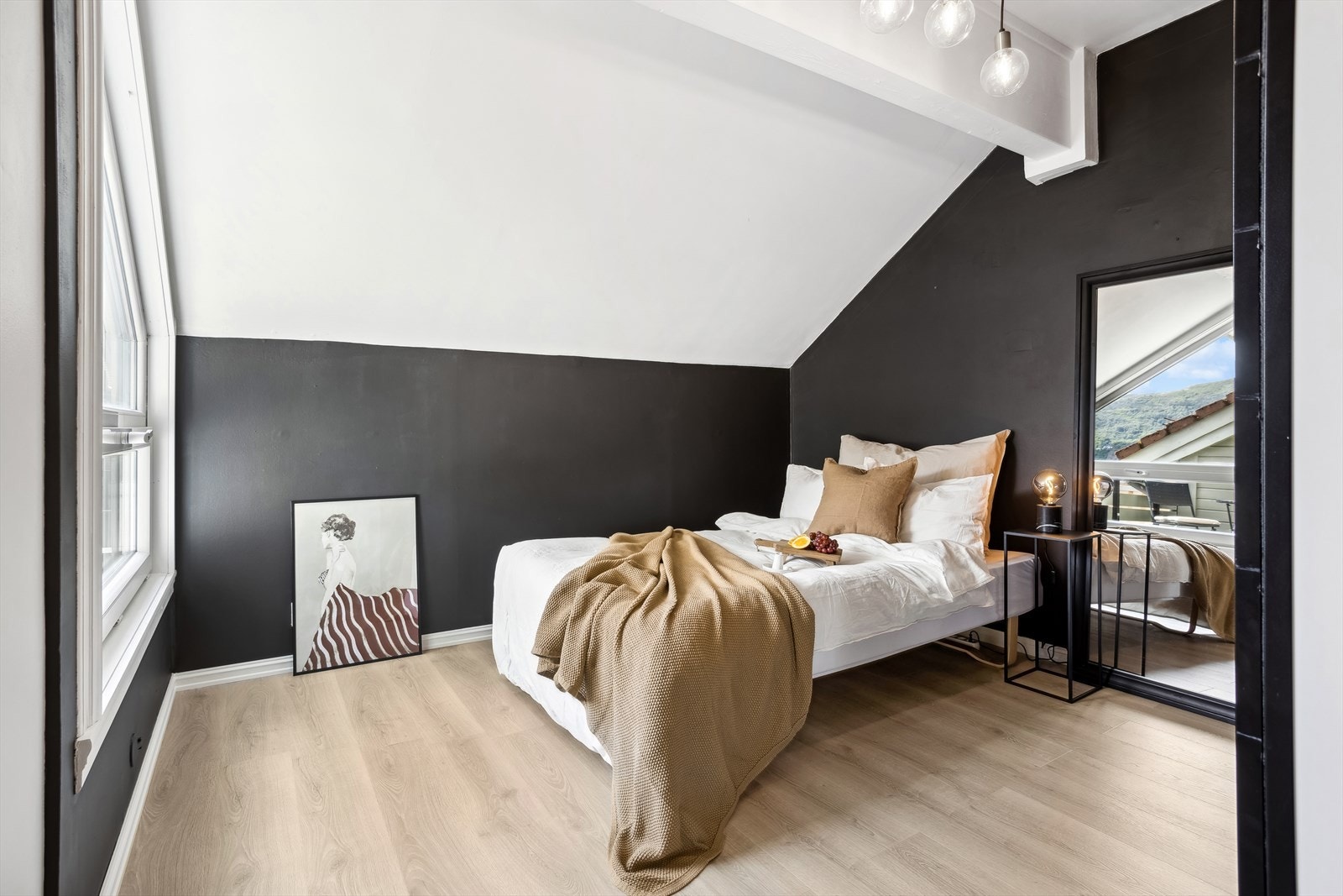 Romslig hovedsoverom med garderobe løsning som medfølger i handelen Galleribilde