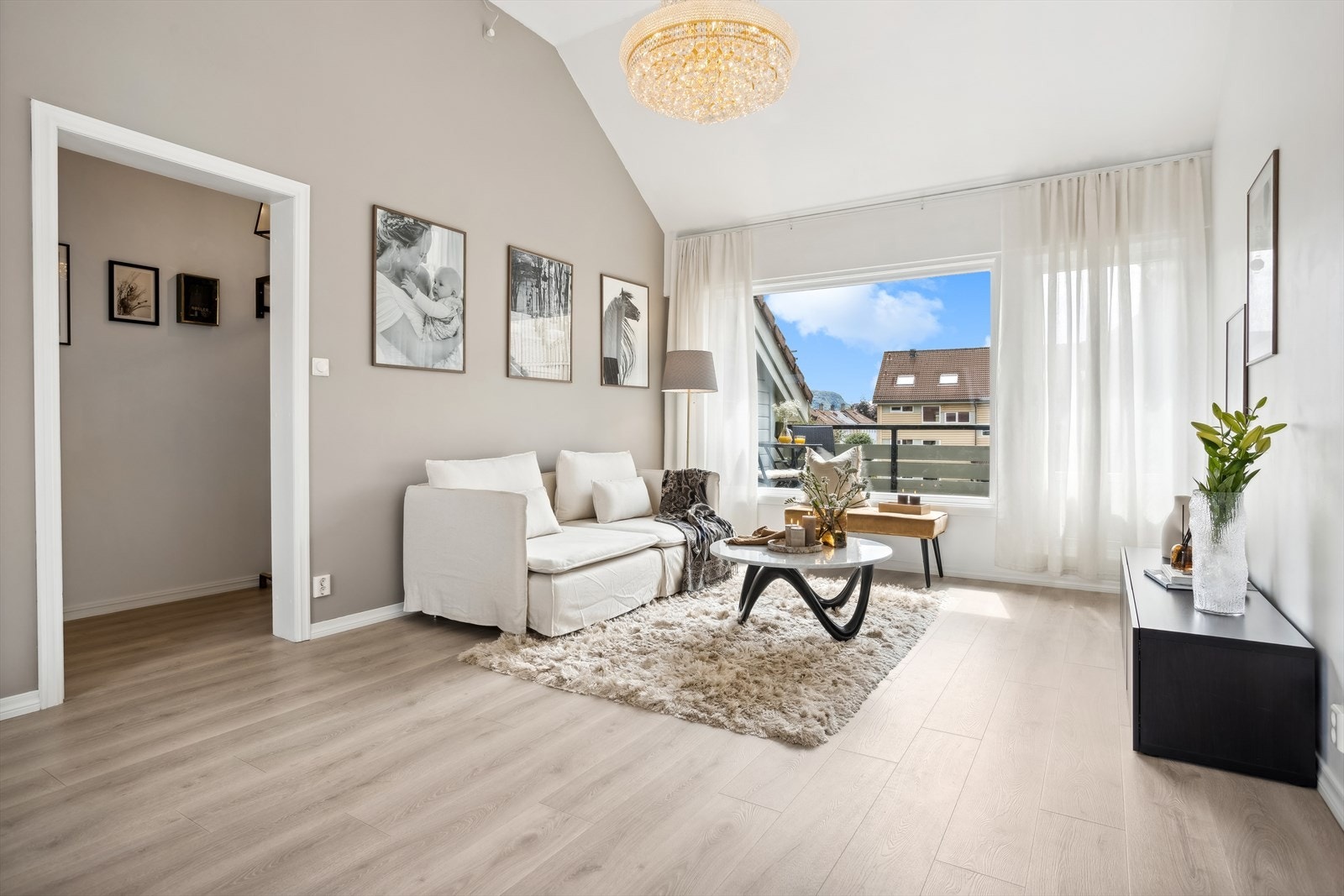 Stor og åpen stue med store vindusflater Galleribilde