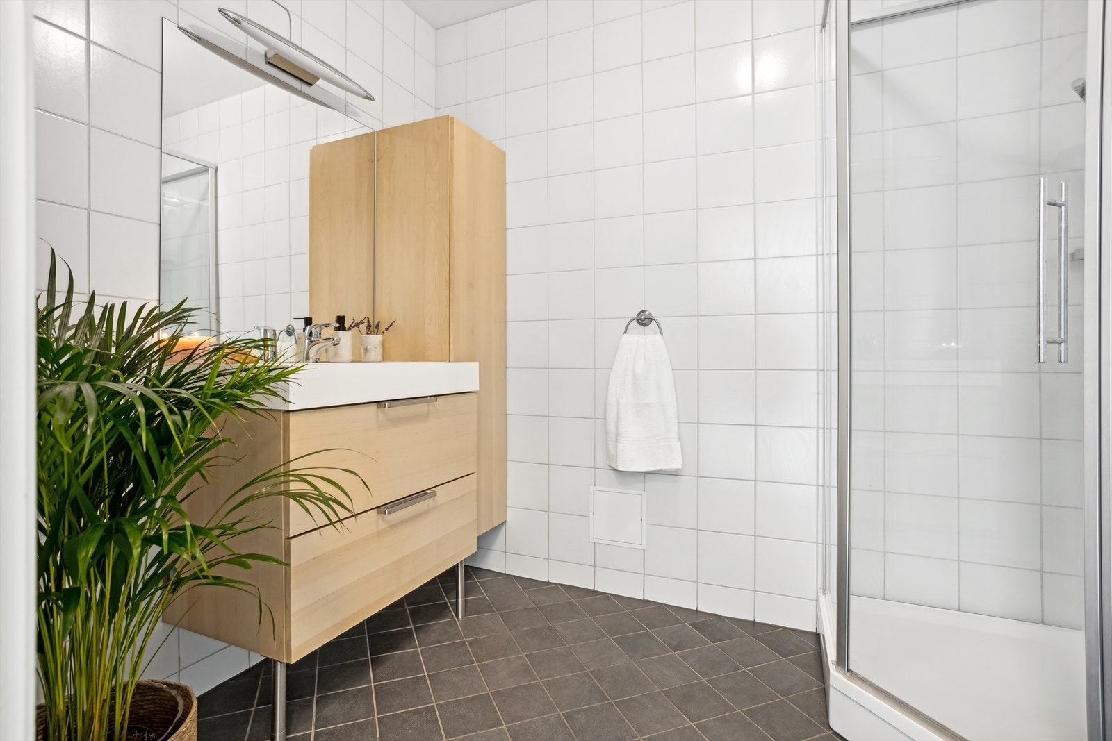 Badet ble oppgrader i 2010 med nye fliser, nytt møblement og nytt dusjkabinett. Galleribilde