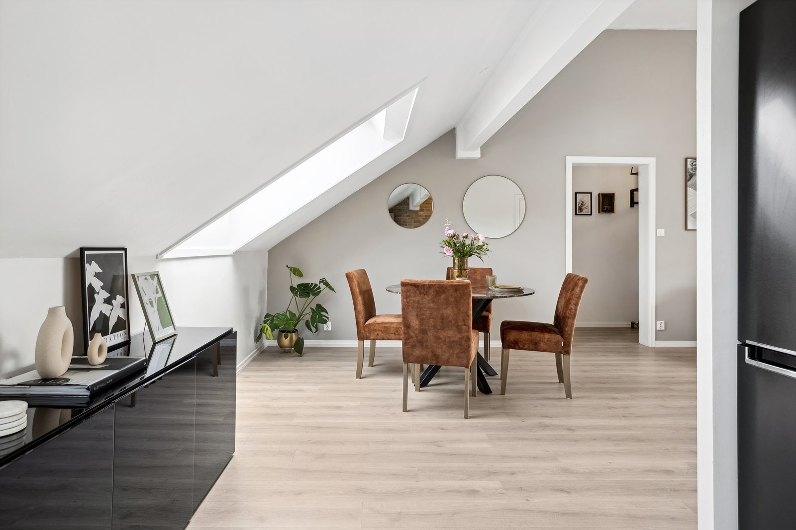 Delvis åpen kjøkkenløsning mot stue Galleribilde