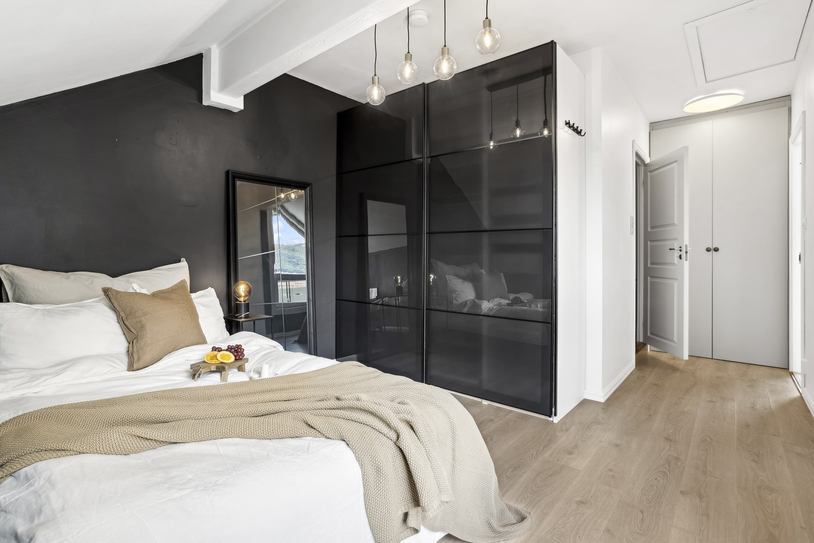 Fra soverommet har man inngang til bad. Galleribilde