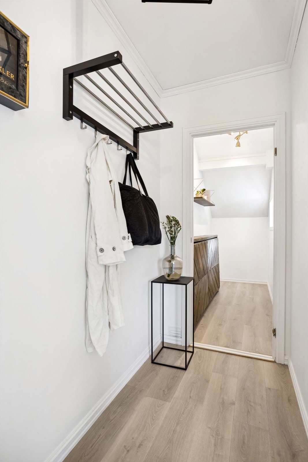 God plass til yttertøy og sko i leilighetens entrè Galleribilde