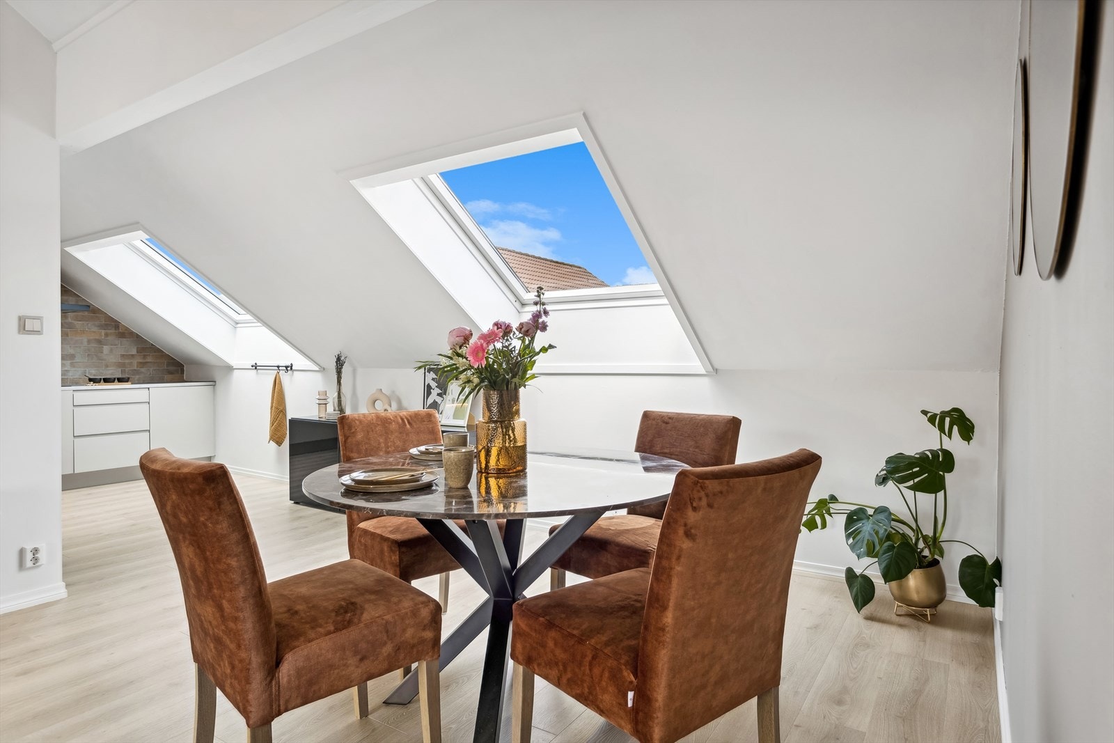 God plass til spisebord når venner kommer på besøk Galleribilde