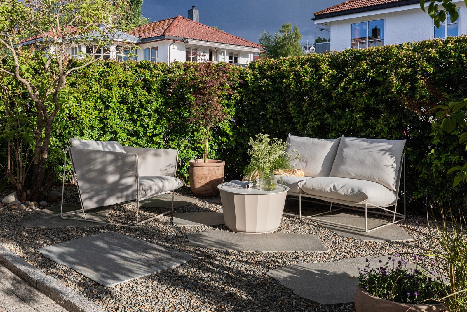 Skjermet og trivelig sittegruppe på fremsiden av huset. Galleribilde