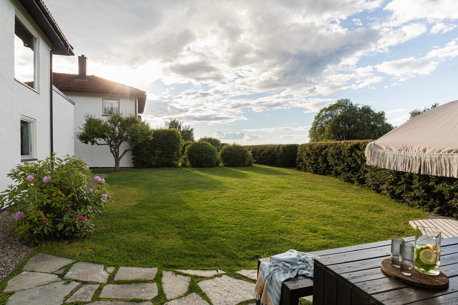 Hagen er skjermet av tettvoksende hekk, og her finner man både frukttrær og prydbusker. Galleribilde