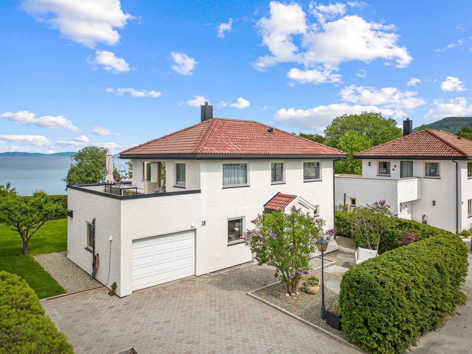 EiendomsMegler 1 v/Frank Robert Bae har gleden av å presentere en særdeles attraktiv eiendom beliggende helt nede ved strandkanten i Hansbakkfjæra. Galleribilde