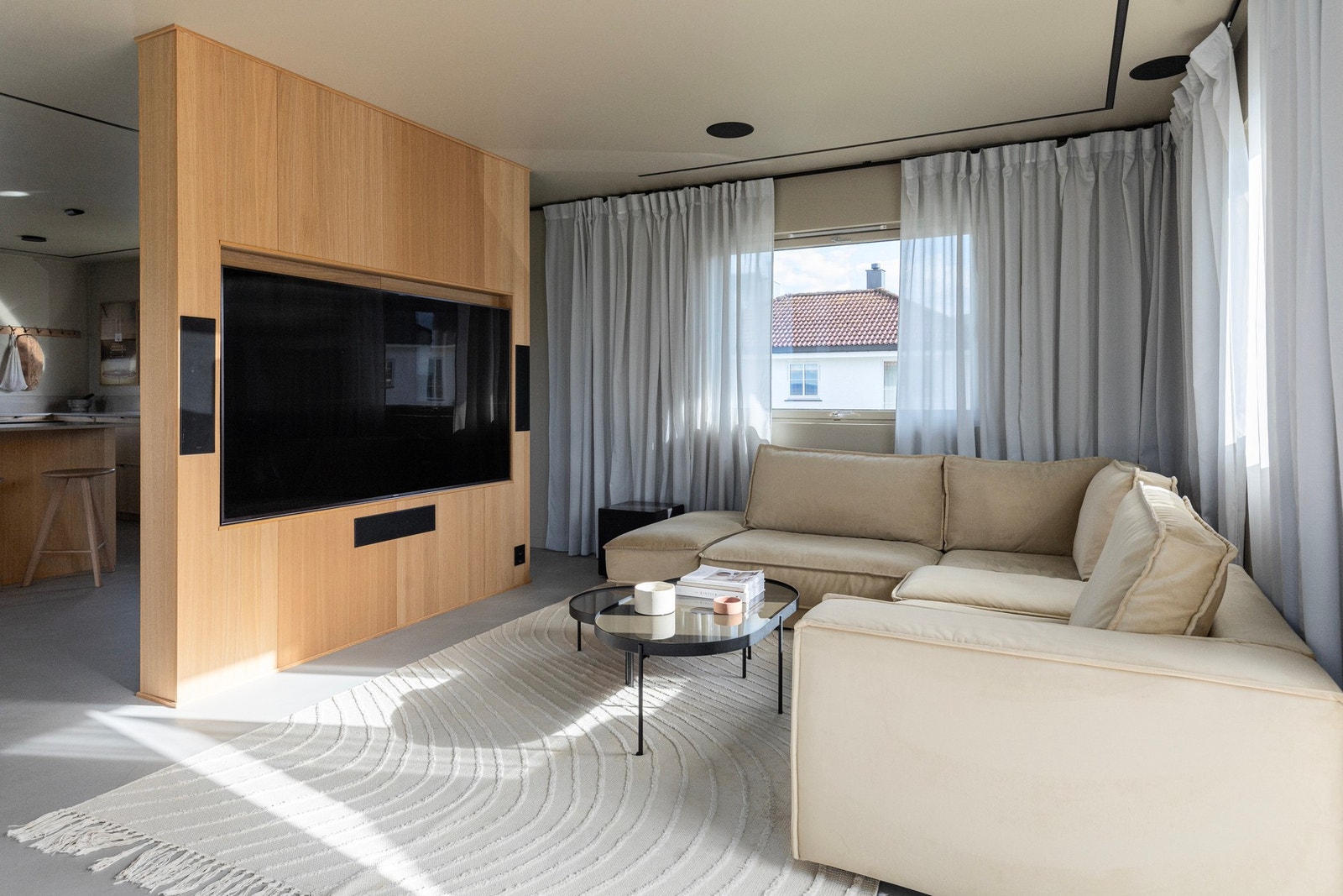 Integrerte høyttalere fra KEF 7.1 Dolby Atmos på stue, samt integrerte høyttalere fra KEF på kjøkken. Innfelte LED-lister i tak går igjen i flere av boligens rom. Galleribilde