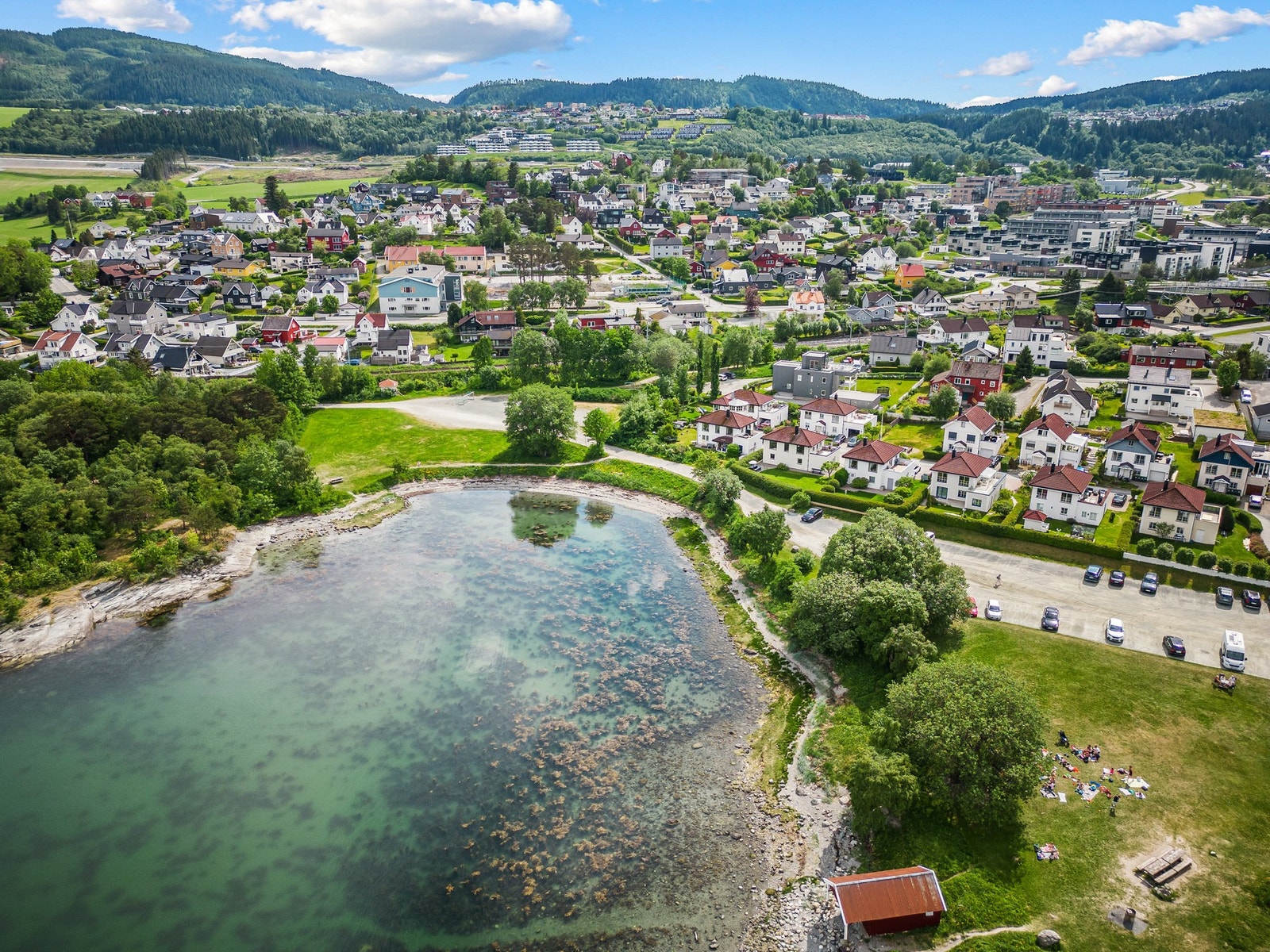 Hansbakkfjæra. Villaen er én av to som er vendt med bredsiden mot fjorden. Galleribilde
