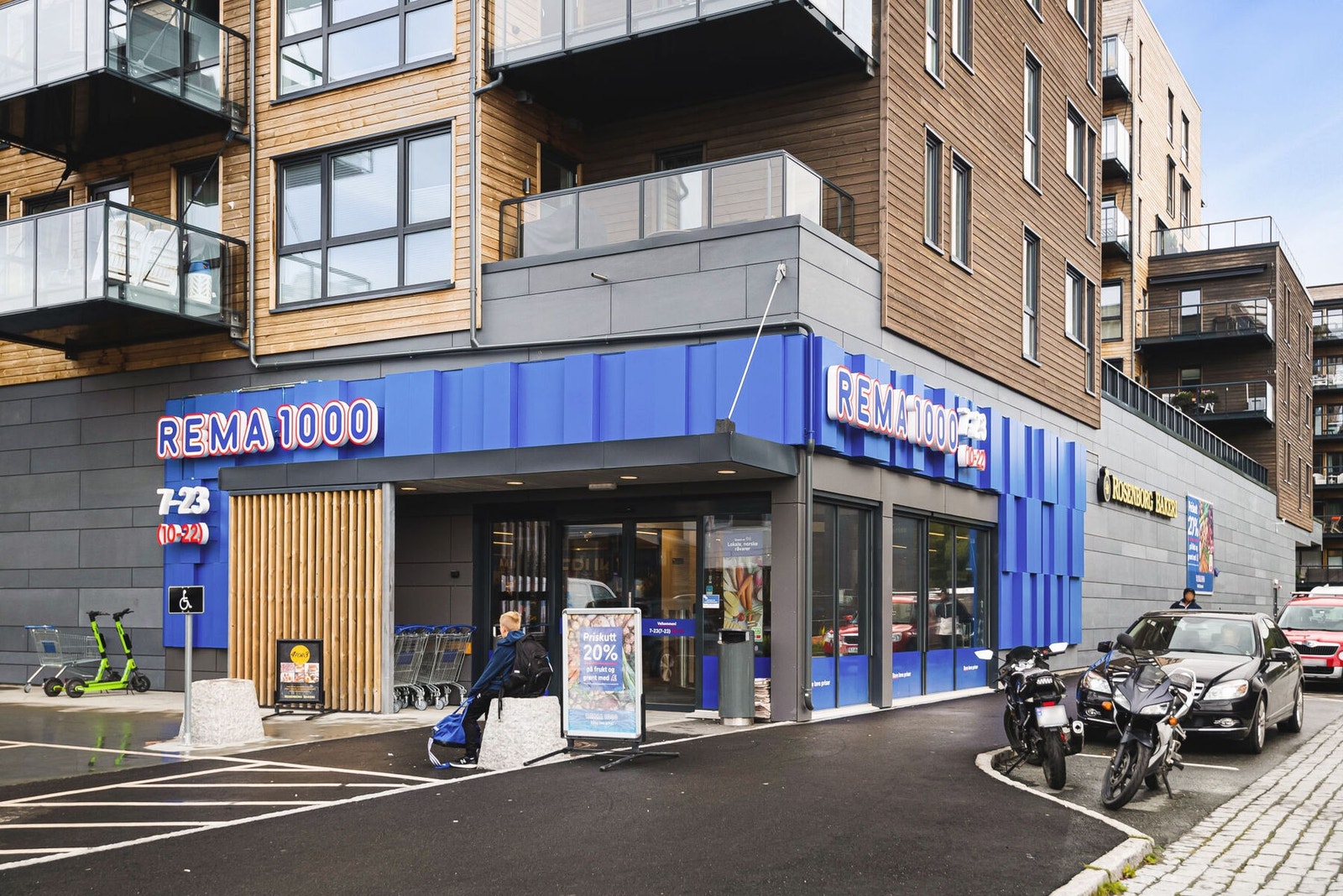 De nærmeste dagligvarebutikkene er Rema 1000 Ranheimsfjæra og Kiwi Humlehaugen. Ca. 8-10 min gangavstand til b Galleribilde