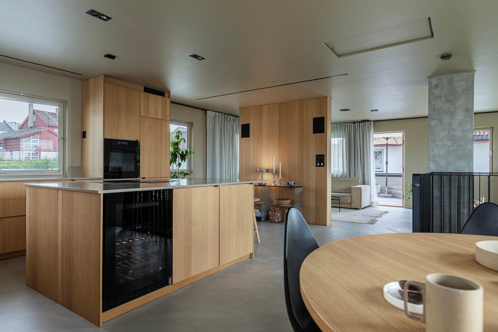 Med vindusflater på hele fire sider får man et helt spesielt lysinnslipp, som i sin tur bidrar til villaens helt særegne og luftige atmosfære. Vinskap med to temperatursoner og plass til 40 flasker. Galleribilde