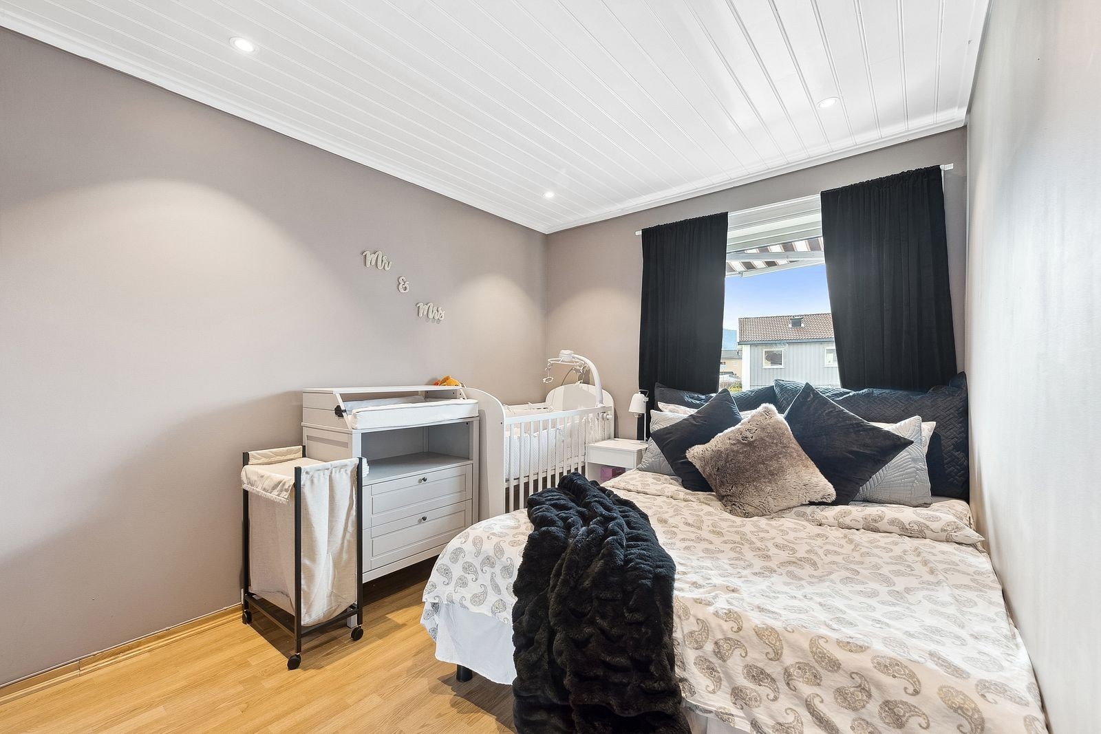 Soverom med downlights i taket og skyvedørsgarderobe. Galleribilde
